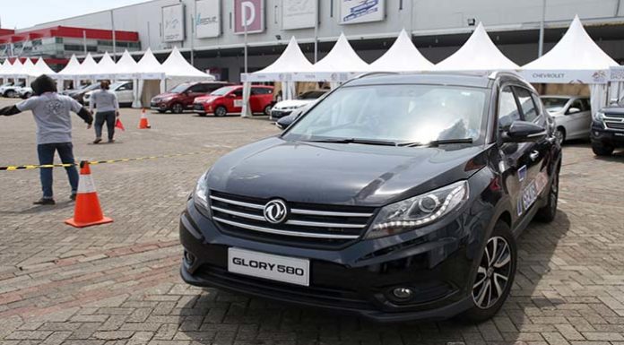 Tampil di IIMS 2018, Vina Candrawati Lukis DFSK Glory 580