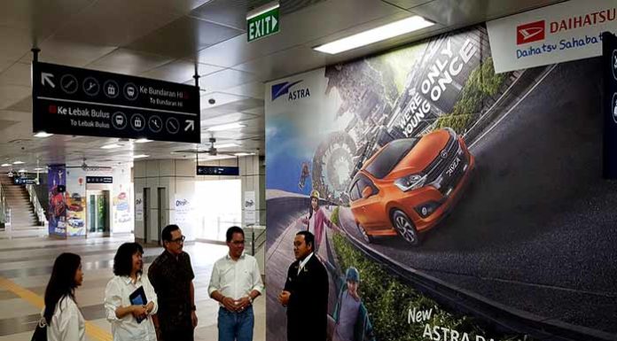 Tampilkan Suasana Sahabat Daihatsu Hadir di Stasiun MRT Cipete Raya