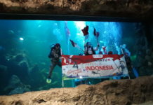 Prosesi Pengibaran Bendera Bawah Air Dan Kolone Bersenjata di Sea World