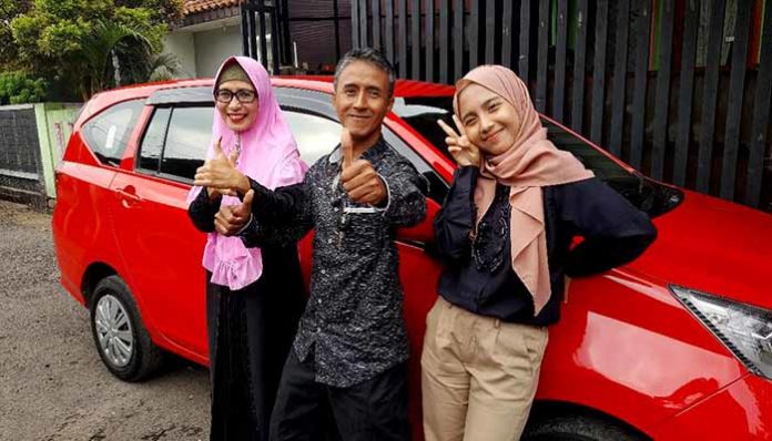Agus Fuad Ridwan dan keluarga tercintanya berfoto bersama Daihatsu Sigra