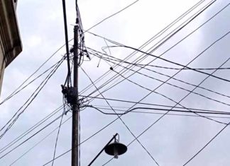 Tiang Listrik Keluarkan Percikan Api, PLN Lambat Respon