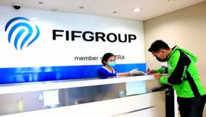 Seorang driver ojek online (Gojek) menandatangani pengajuan relaksasi kredit di cabang FIFGROUP Jakarta dalam protokol kesehatan Covid-19. Sejak awal April 2020 hingga 18 Mei 2020, FIFGROUP telah menyetujui relaksasi senilai Rp 6,7 triliun yang dilakukan untuk 683.000 nasabah, tersebar di seluruh provinsi di Indonesia.