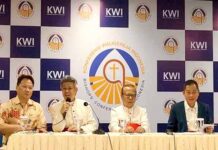 (Ki-Ka) : Juru Bicara KWI, Romo Steven, Ketua Konferensi Waligereja Indonesia, Mgr. Antonius Subianto Bunjamin, O.S.C. Uskup Agung Jakarta, Ignatius Kardinal Suharyo Hardjoatmodjo, dan Ketua Panitia Pelaksana Panitia Kunjungan Bapa Suci Fransiskus, Ignasius Jonan dalam konferensi pers Kunjungan Apostolik Bapa Suci Vatikan Sri Paus Fransiskus, Rabu (28/8/2024) (Lid/JKTOne.com)