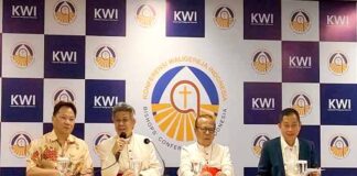 (Ki-Ka) : Juru Bicara KWI, Romo Steven, Ketua Konferensi Waligereja Indonesia, Mgr. Antonius Subianto Bunjamin, O.S.C. Uskup Agung Jakarta, Ignatius Kardinal Suharyo Hardjoatmodjo, dan Ketua Panitia Pelaksana Panitia Kunjungan Bapa Suci Fransiskus, Ignasius Jonan dalam konferensi pers Kunjungan Apostolik Bapa Suci Vatikan Sri Paus Fransiskus, Rabu (28/8/2024) (Lid/JKTOne.com)