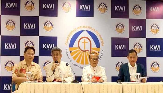 (Ki-Ka) : Juru Bicara KWI, Romo Steven, Ketua Konferensi Waligereja Indonesia, Mgr. Antonius Subianto Bunjamin, O.S.C. Uskup Agung Jakarta, Ignatius Kardinal Suharyo Hardjoatmodjo, dan Ketua Panitia Pelaksana Panitia Kunjungan Bapa Suci Fransiskus, Ignasius Jonan dalam konferensi pers Kunjungan Apostolik Bapa Suci Vatikan Sri Paus Fransiskus, Rabu (28/8/2024) (Lid/JKTOne.com)