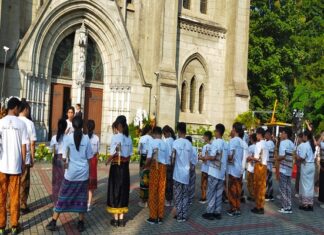 Sri Paus Fransiskus Tiba di Gereja Katedral, Disambut Nyanyian dan Musik Angklung