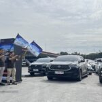 (dari kiri ke kanan) Bapak Yusuf Bahtiar - Aftersales Dept. Head, Koichi Kobayashi - Executive Coordinator ASBD Toyota Astra Motor, Nur Imansyah Tara – Marketing Division Head Auto2000, dan Agus Setiawan - After Sales Business Division Toyota Astra Motor sedang melakukan flag-off pelepasan para komunitas yang melakukan perjalanan liburan Nataru.