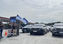 (dari kiri ke kanan) Bapak Yusuf Bahtiar - Aftersales Dept. Head, Koichi Kobayashi - Executive Coordinator ASBD Toyota Astra Motor, Nur Imansyah Tara – Marketing Division Head Auto2000, dan Agus Setiawan - After Sales Business Division Toyota Astra Motor sedang melakukan flag-off pelepasan para komunitas yang melakukan perjalanan liburan Nataru.