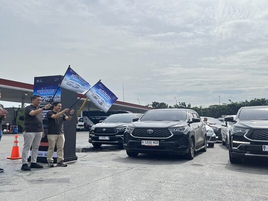 Auto2000 Hadirkan Posko Siaga 24 Jam dan Bengkel Siaga Selama Libur Nataru (dari kiri ke kanan) Bapak Yusuf Bahtiar - Aftersales Dept. Head, Koichi Kobayashi - Executive Coordinator ASBD Toyota Astra Motor, Nur Imansyah Tara – Marketing Division Head Auto2000, dan Agus Setiawan - After Sales Business Division Toyota Astra Motor sedang melakukan flag-off pelepasan para komunitas yang melakukan perjalanan liburan Nataru.