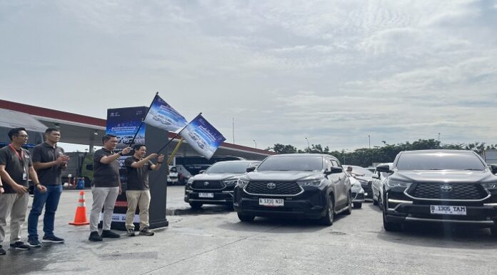 (dari kiri ke kanan) Bapak Yusuf Bahtiar - Aftersales Dept. Head, Koichi Kobayashi - Executive Coordinator ASBD Toyota Astra Motor, Nur Imansyah Tara – Marketing Division Head Auto2000, dan Agus Setiawan - After Sales Business Division Toyota Astra Motor sedang melakukan flag-off pelepasan para komunitas yang melakukan perjalanan liburan Nataru.