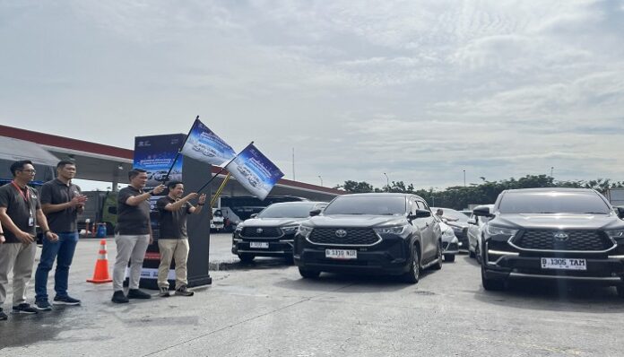 Auto2000 - Posko Siaga 2025 (dari kiri ke kanan) Bapak Yusuf Bahtiar - Aftersales Dept. Head, Koichi Kobayashi - Executive Coordinator ASBD Toyota Astra Motor, Nur Imansyah Tara – Marketing Division Head Auto2000, dan Agus Setiawan - After Sales Business Division Toyota Astra Motor sedang melakukan flag-off pelepasan para komunitas yang melakukan perjalanan liburan Nataru.