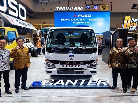 Mitsubishi Fuso Serahkan eCanter untuk Fastana Logistik di GIIAS 2026 FUSO