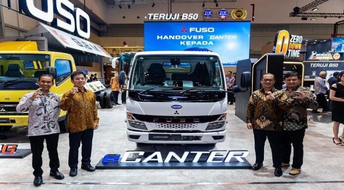 Mitsubishi Fuso Serahkan eCanter untuk Fastana Logistik di GIIAS 2026 FUSO