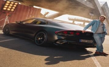 Brad Pitt Jadi Bintang Mercedes-AMG GT 4-Door Coupé Terbaru Mercedes-AMG